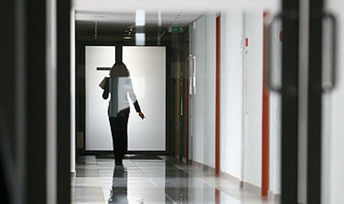 Moteris eina koridoriumi