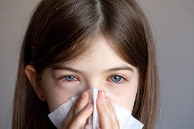 Alergiškam vaikui šias dvi–tris savaites, kol žydės medžiai, bus sunku, jis neišsimiegos, ašarojančios akys ir niežtinti nosis jam trukdys mokytis.