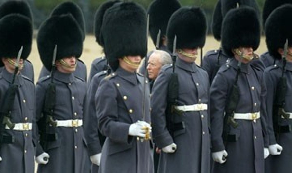Italijos Prezidentas Carlo Azeglio Ciampi apžiūrinėja Britanijos Karališkosios Šeimos Gvardiją savo vizito Londone metu. 