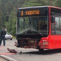 Vilniuje autobusas pateko į avariją: nuo smūgio lengvasis automobilis atsidūrė griovyje, sužalotas žmogus