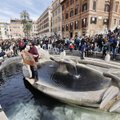 Romoje sulaikyti trys ekoaktyvistai, įpylę į garsųjį fontaną „naftos“