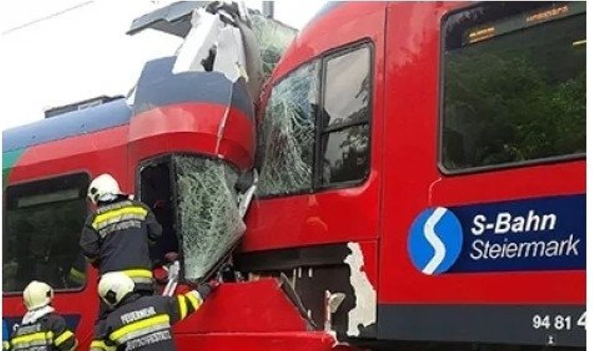 Traukinių avarija Austrijoje. Ugniagesių gelbėtojų nuotr.