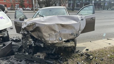 Prienų rajone per avariją nukentėjo BMW vairuotoja ir mažametė duktė