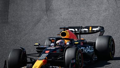 „Formulė-1“: Verstappenas užtikrintai nugalėjo Japonijos GP, „McLaren“ duetas lipo ant podiumo