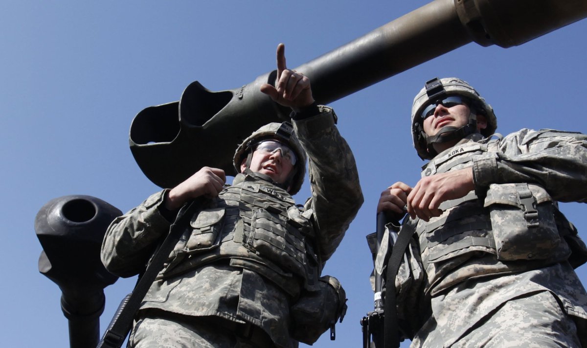 Pietų Korėja ir JAV surengė bendrus karinius mokymus