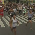 Filipinuose lenktyniavo aukštakulnius avintys vyrai ir moterys