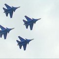 „Rusijos karžygiai“ pirmą kartą užsienyje demonstravo „Su-30“ galimybes