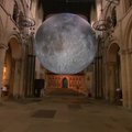Milžiniška meninė instaliacija suteikia galimybę išvysti, kaip iš arti atrodo tolimoji Mėnulio pusė