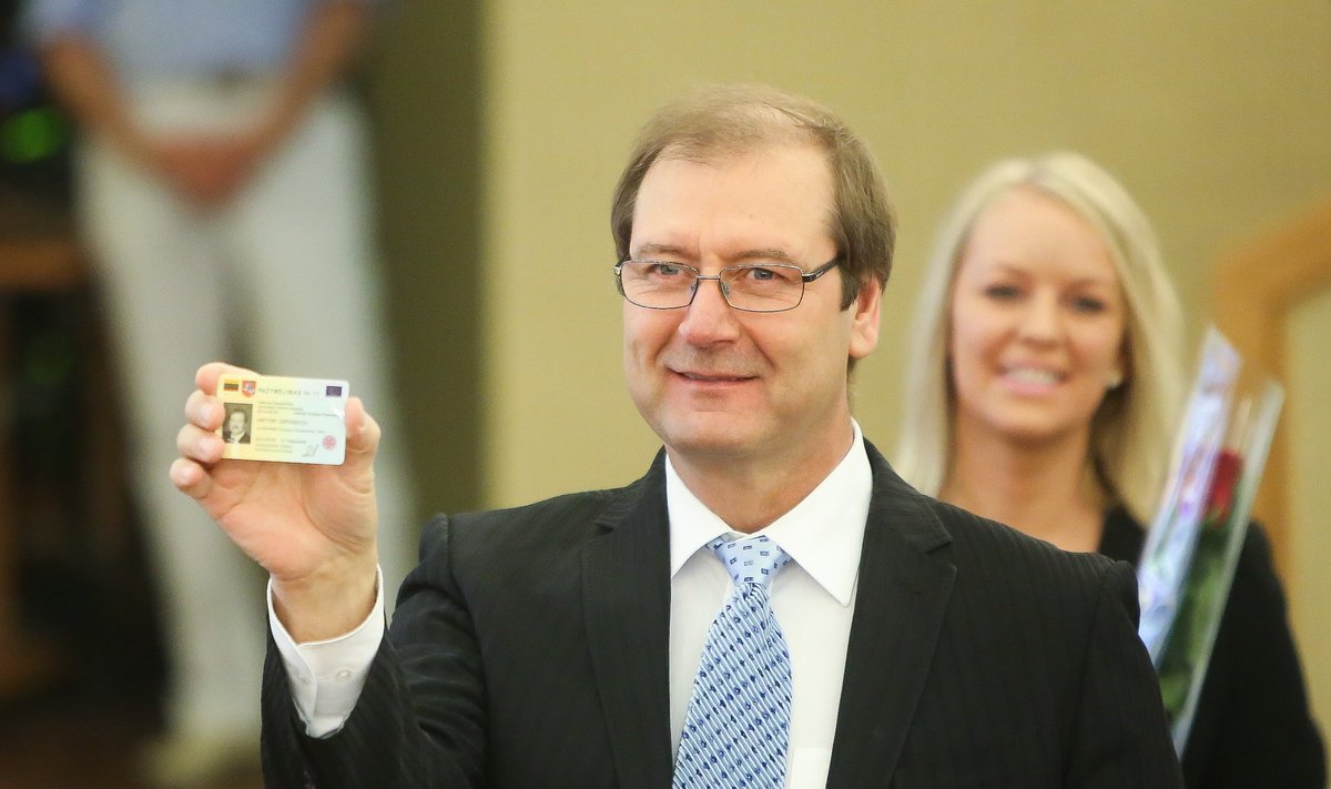 Viktor Uspaskich with his MEP badge