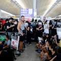 Dėl protestų skrydžius sustabdęs Honkongo oro uostas atnaujino darbą