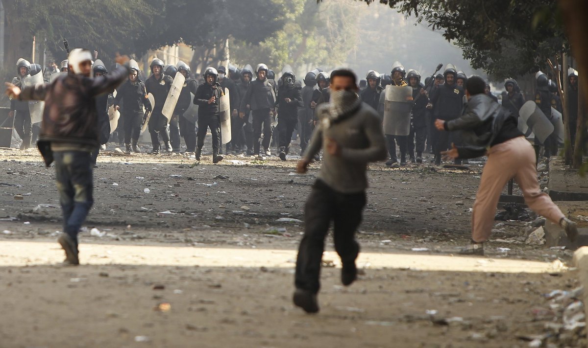 Egipte policija protestuotojus ramino dujomis ir šratais