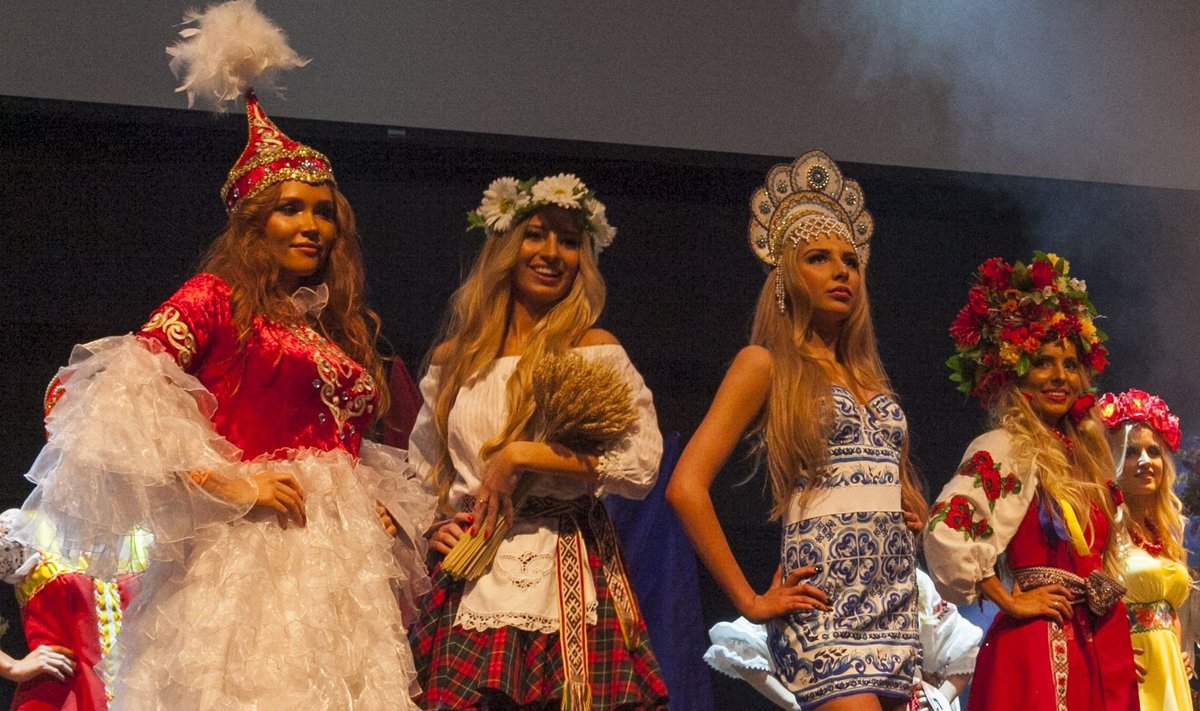 Miss USSR UK 2016 (Agnė Skopaitė - antra iš kairės)
