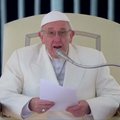 Vėjui nunešus kepuraitę, užkrečiantis popiežiaus juokas