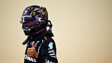 Pagal atlyginimą dvigubai savo konkurentus lenkiantis Hamiltonas galės timpčioti „Mercedes“ už virvelių?