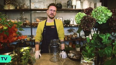 Floristas Mažonas demonstruoja, kaip namų sąlygomis iš augalų susikurti namus paįvairinančią kompoziciją