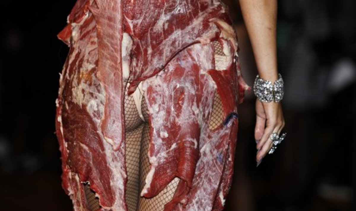 Lady Gaga apsirengusi žalios mėsos suknele