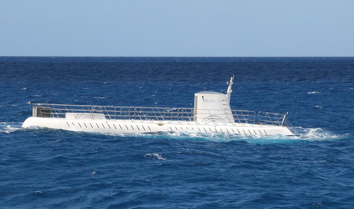 Po vandens linija šis povandeninis laivas turi langus