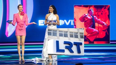 Žiūrovai pasipiktino „Eurovizijos“ atrankų vedėjo pagalba vienam iš dalyvių ruošiant pasirodymą, LRT teigia, jog tai tik konsultacija