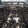 Honkongo oro uostas dėl protestų atšaukė visus pirmadienio skrydžius