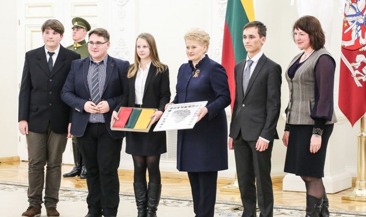 Dalia Grybauskaitė apdovanoja išradingiausiai Vasario 16-ąją šventusias bendruomenes
