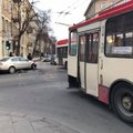 Vilniuje – moterų avarija: susidūrė troleibusas ir „pasatas“