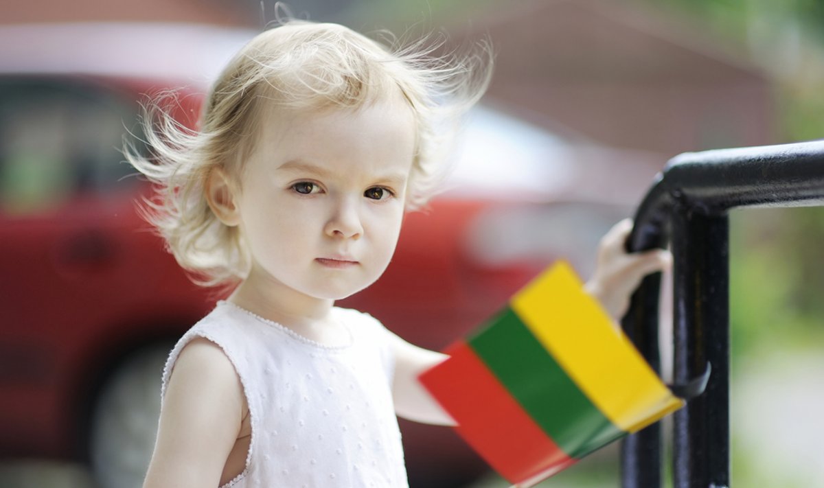 Lietuvaitė mergaitė su vėliava