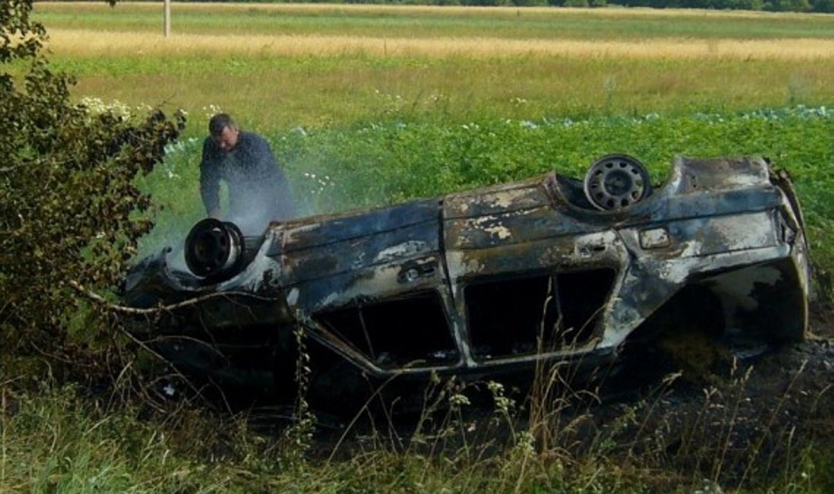 Šalčininkų r. Butrimonių k. įvyko po avarijos sudegė automobilis. L.Tkačenko nuotr.