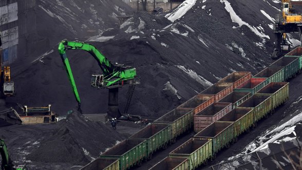 Rusija į Kiniją siunčia rekordinius kiekius dujų ir plieno gamyboje naudojamos anglies