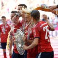 Gėdingas pralaimėjimas aptemdė „Bayern“ triumfą, tačiau alus vis tiek liejosi laisvai