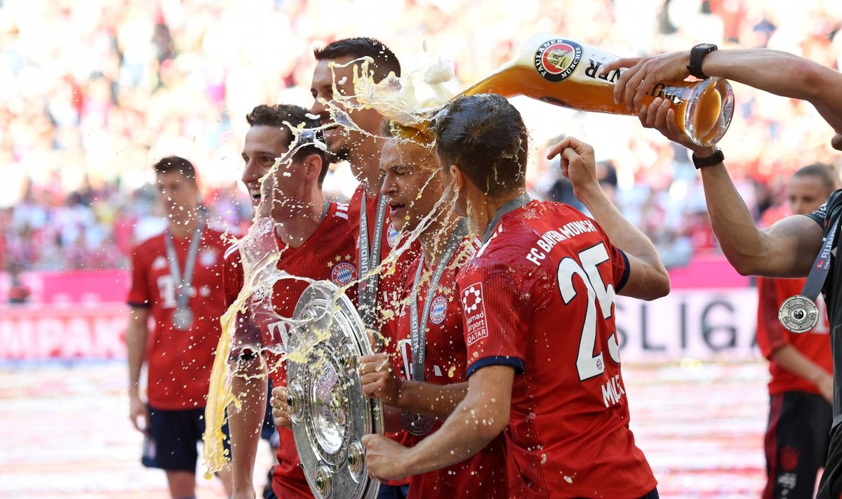 "Bayern" futbolininkai alumi laisto Bundeslygos čempionų trofėjų