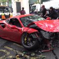 Vyras į šipulius sudaužė savo „Ferrari“, nors leistinas greitis gatvėje nesiekė 40 km/val.