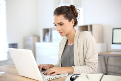 Moteris dirba kompiuteriu