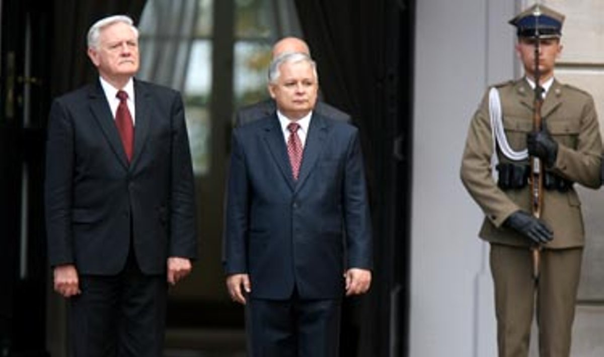 Lietuvos prezidentas V.Adamkus ir Lenkijos vadovas L.Kaczynski klauso nacionalinių himnų Varšuvoje.