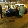 Prie Vilniaus oro uosto girtą vairuotoją sustabdė šviesoforo stulpas