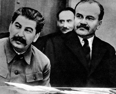 Josifas Stalinas (kairėje) ir Viačeslavas Molotovas (dešinėje)į