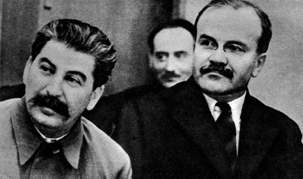 Josifas Stalinas (kairėje) ir Viačeslavas Molotovas (dešinėje) 1941 m. birželį