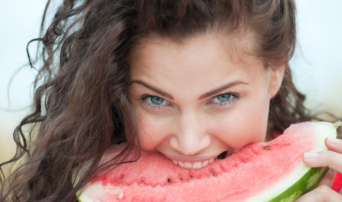 Moteris valgo arbūzą