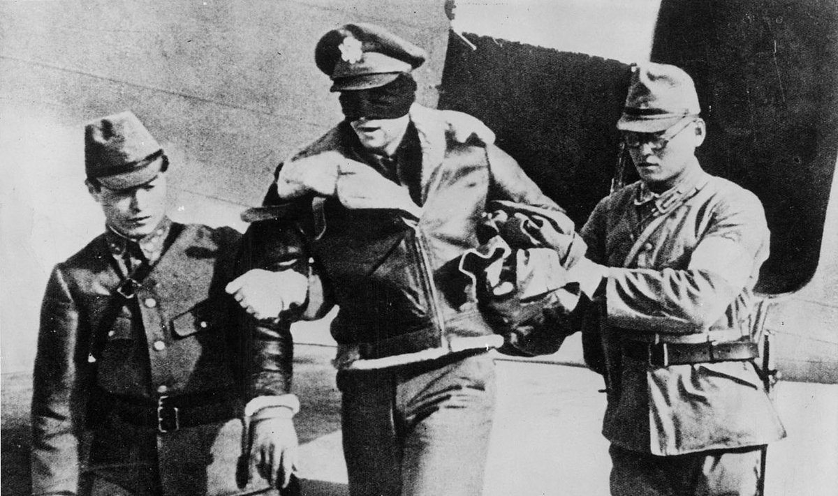 JAV karo pilotas nelaisvėje.1942-ieji