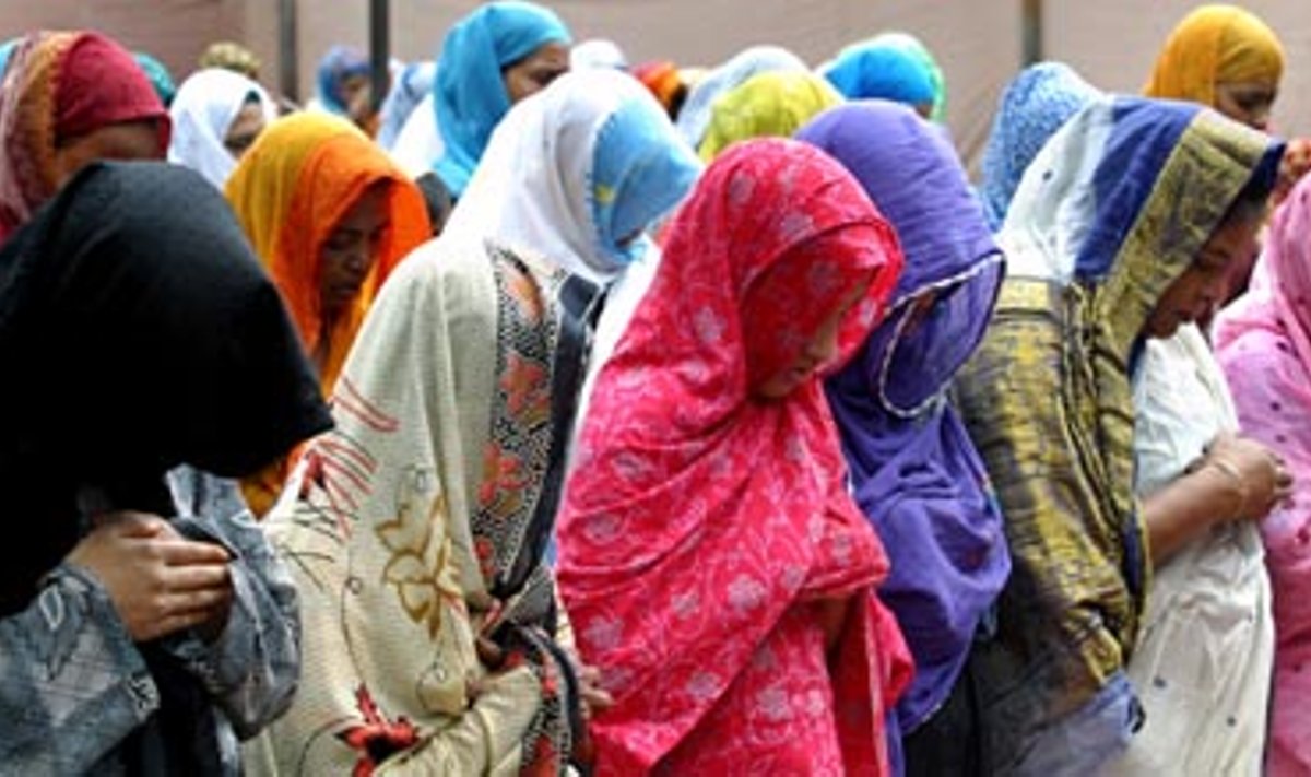 Moterys dalyvauja pirmosiose musulmonams švento ramadano mėnesio penktadienio pamaldose Dakoje, Bangladešo sostinėje.