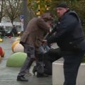Nufilmuota, kaip Belgijos policija sulaiko su atakomis Paryžiuje siejamą vyrą
