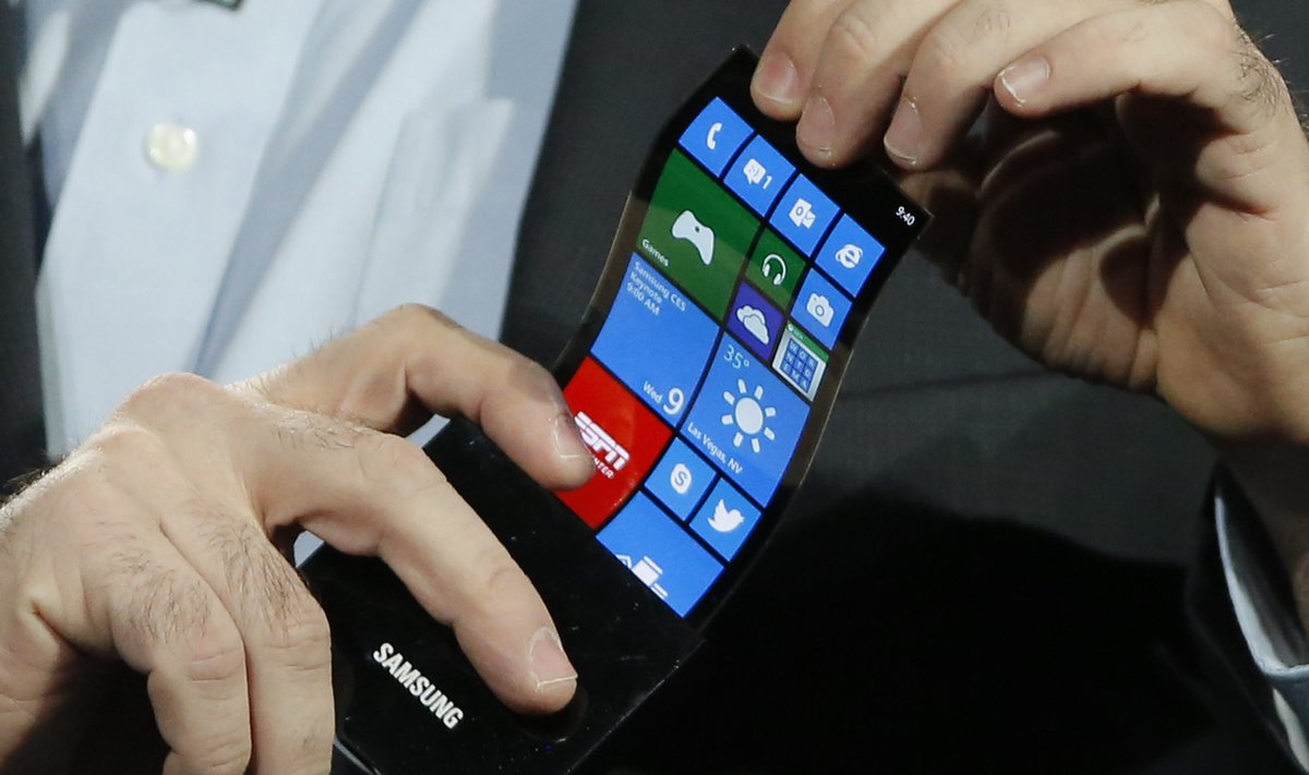 "Samsung" demonstruoja ekranų lankstumo galimybes parodoje CES 2013