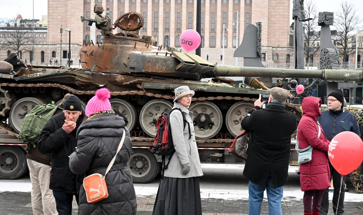 Suomijoje demonstruojamas apgadintas rusų tankas