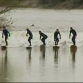 Britanijoje banglentininkai pasikinkė patvinusios upės bangas