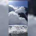 Nufilmuota, kaip Indijoje nuslinko didžiulė sniego lavina
