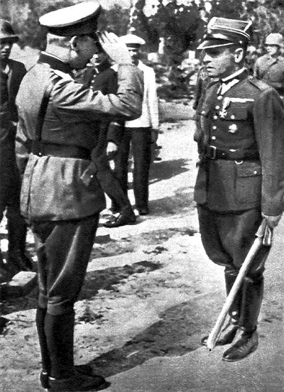 Generolas F.Eberhardt'as vadovavęs vokiečių pajėgoms saliutuoja lenkų majorui H.Sucharskiui 
