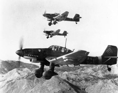 Junkers 87 atakavę besiginančius lenkus 