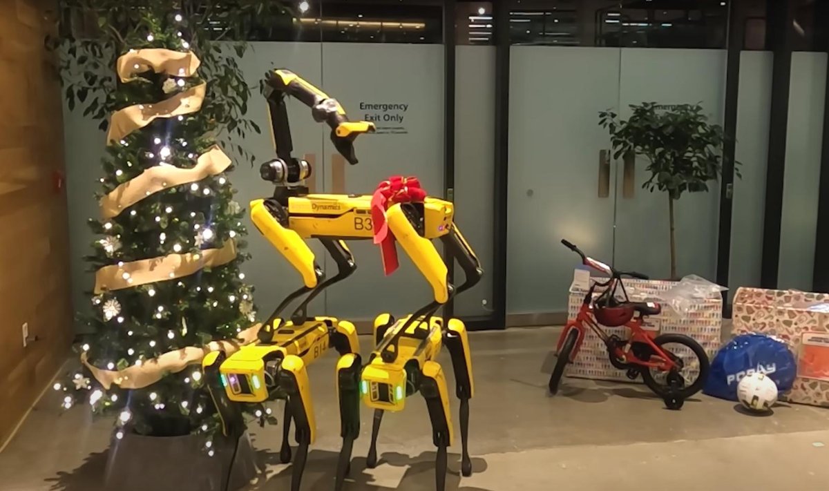 Robotinių šunų „Spot“ kalėdinis sveikinimas (Boston Dynamics stop kadras)