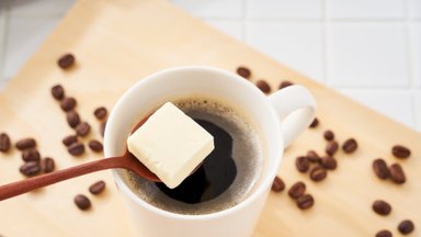 Štai kodėl kavą verta gerti su sviestu: lygesnė oda, daugiau energijos ir dailesnės kūno linijos