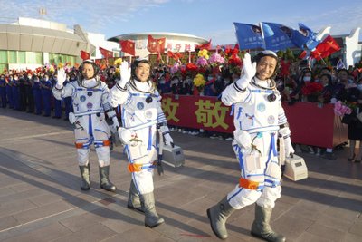Kinijos astronautai išskrido į naująją kosminę stotį.