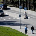 Vidury dienos Vilniuje gatve žingsniavo nuogas vyras ir laužė kelio ženklus